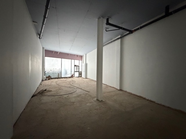 5 Golders Green Rd, London to rent Interior Photo- Image 1 of 2