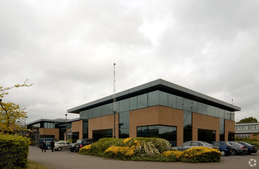 West End Rd, Ruislip to rent - Building Photo - Image 1 of 11