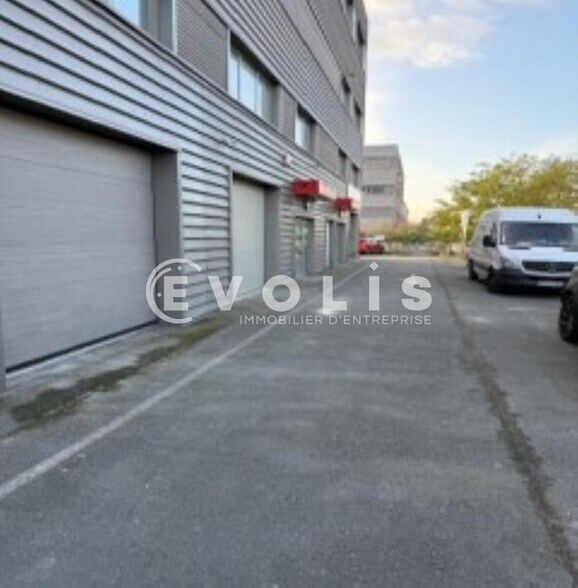 Light Industrial in Villeneuve-la-Garenne to rent - Building Photo - Image 2 of 4