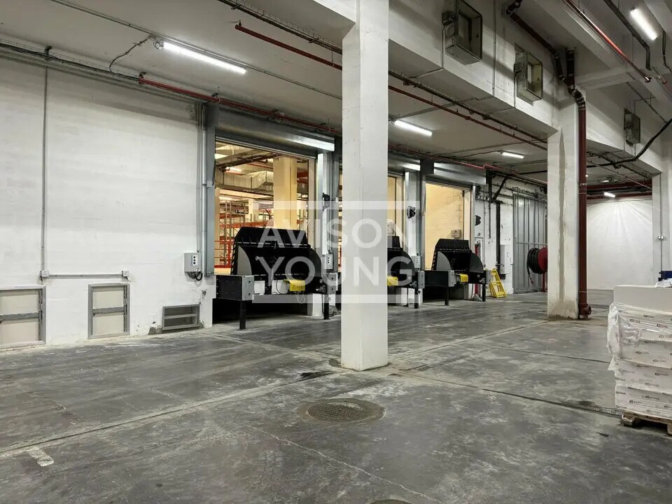 Light Industrial in Paris to rent Interior Photo- Image 1 of 8