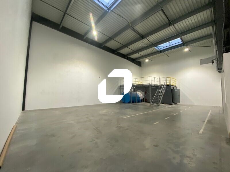 Light Industrial in Villeneuve-la-Garenne to rent Interior Photo- Image 1 of 16