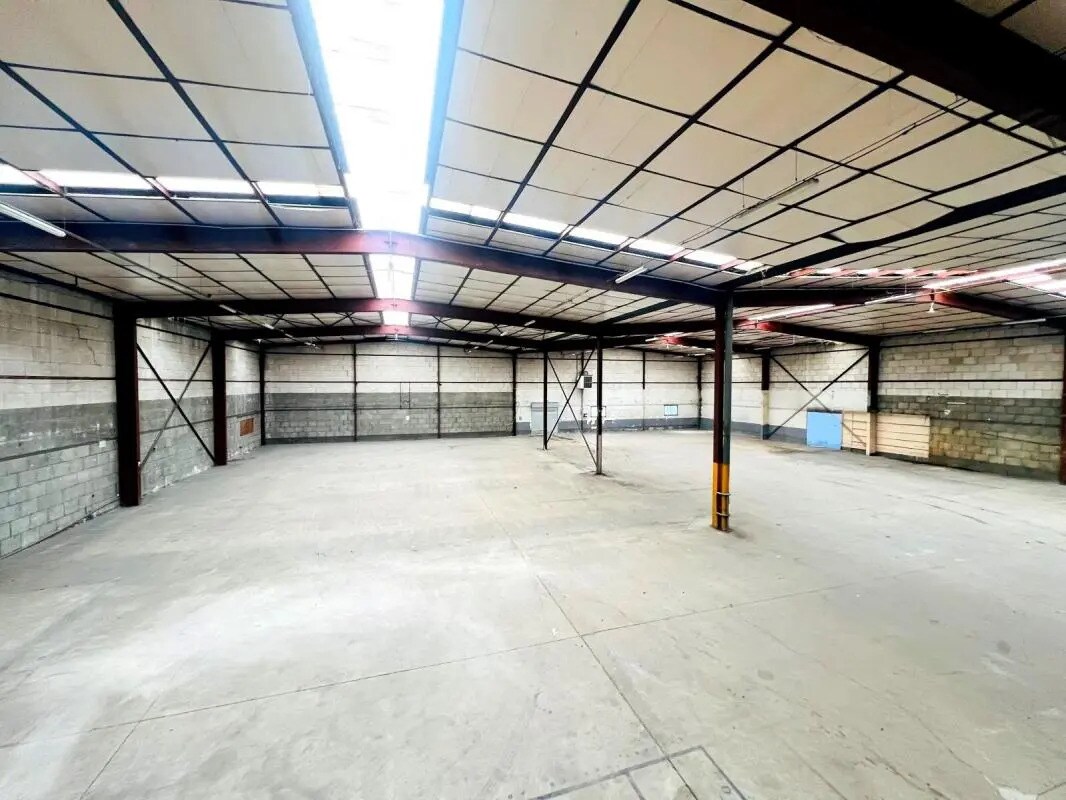 Office in Plaisir to rent Interior Photo- Image 1 of 10