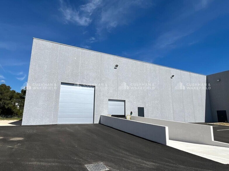 Avenue De Londres, Signes to rent - Building Photo - Image 2 of 8