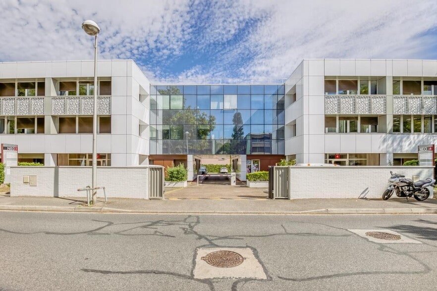 2-4 Rue Colonel Chambonnet, Bron to rent - Building Photo - Image 1 of 11