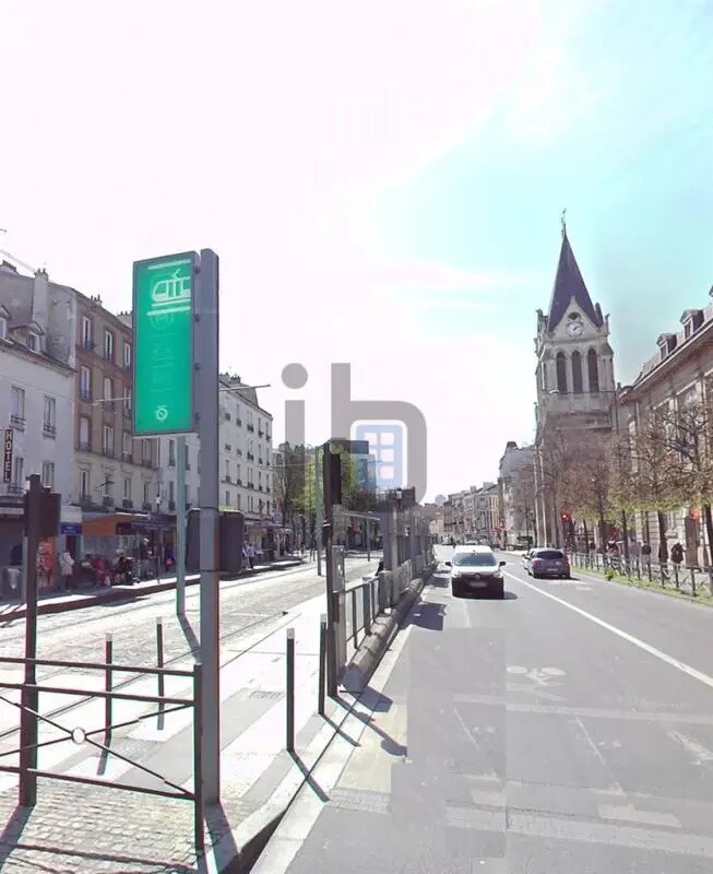 Retail in Saint-Denis to rent Building Photo- Image 1 of 3