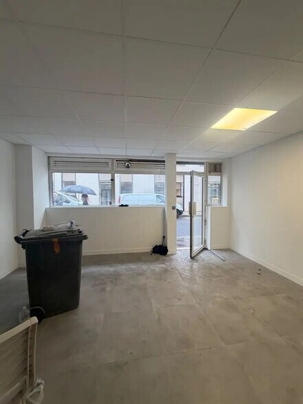 Retail in Paris to rent - Interior Photo - Image 2 of 6