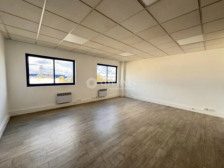 Office in Lisses to rent - Interior Photo - Image 2 of 4
