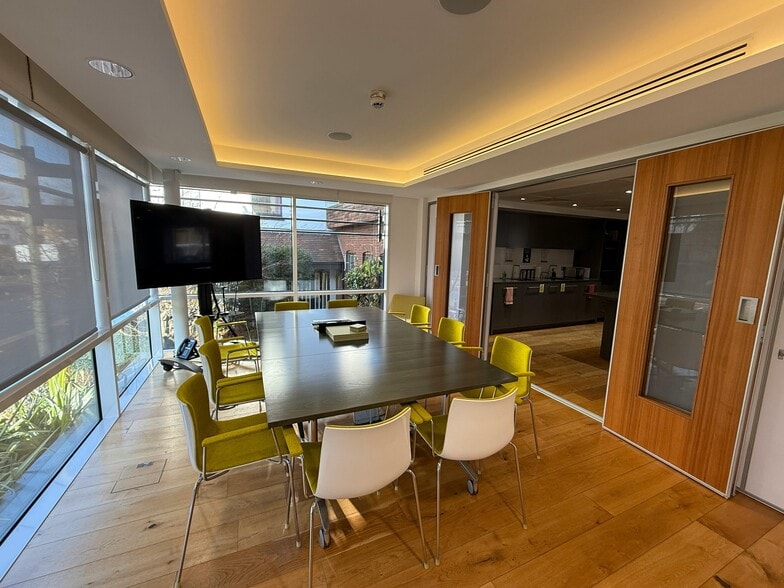 Claremont Ln, Esher to rent - Building Photo - Image 2 of 8