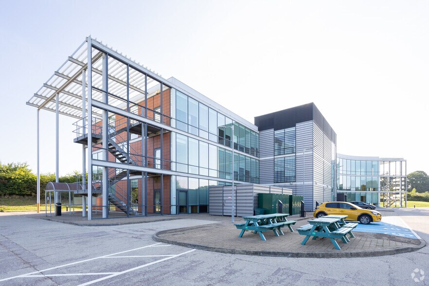 Trinity Rd, Ashford to rent - Building Photo - Image 2 of 4