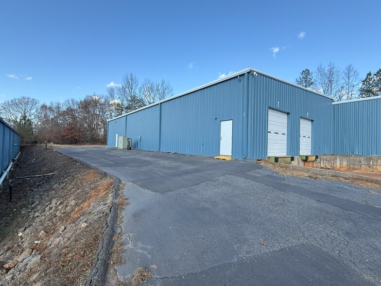 144 Industrial Dr, Forest City, NC for rent - Building Photo - Image 3 of 9