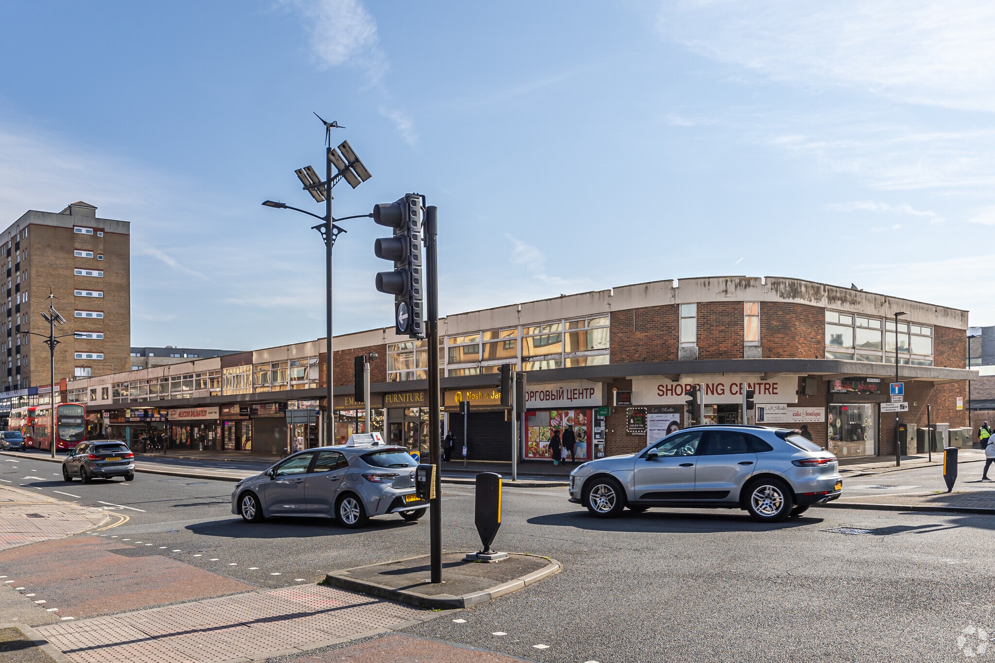 3-83 High St, Hounslow to rent Primary Photo- Image 1 of 14