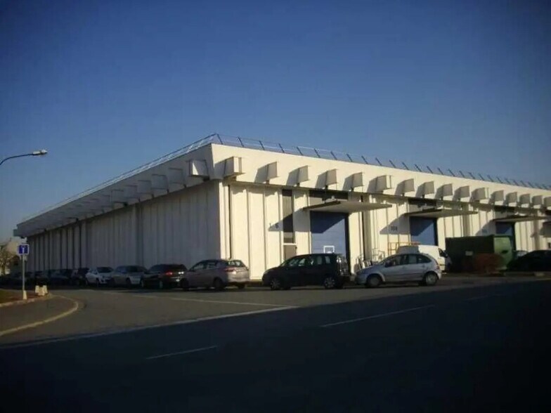 Light Industrial in Rungis to rent - Building Photo - Image 1 of 5