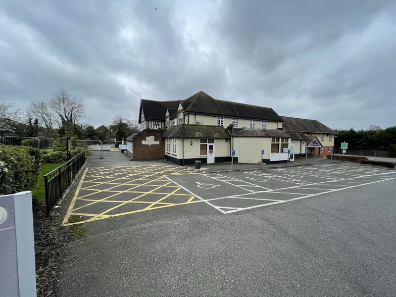 Ickenham Rd, Ruislip for rent - Building Photo - Image 1 of 5