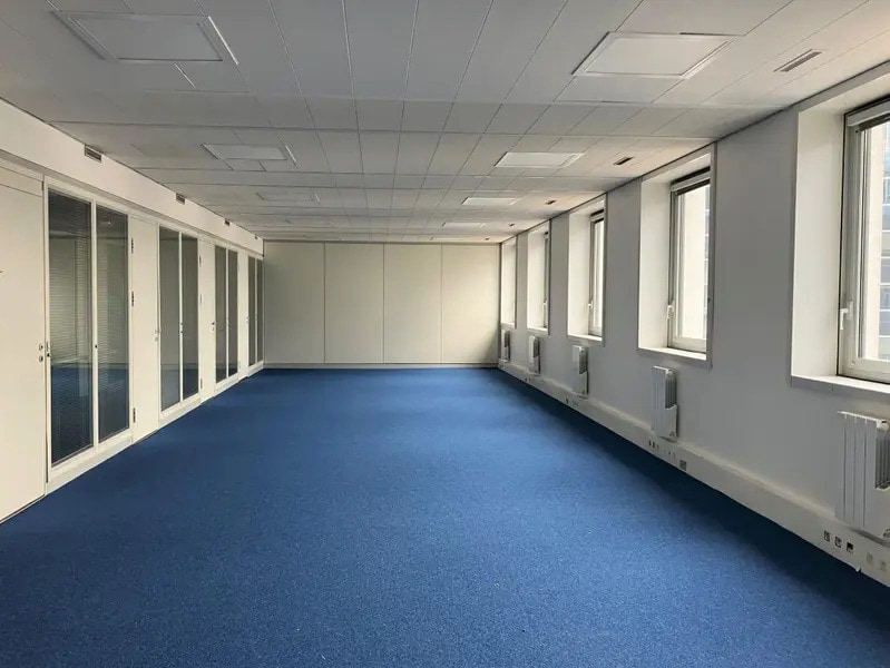 Office in Courbevoie to rent Interior Photo- Image 1 of 2