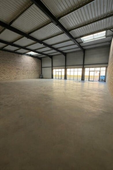 Retail in Gonesse to rent - Interior Photo - Image 3 of 5