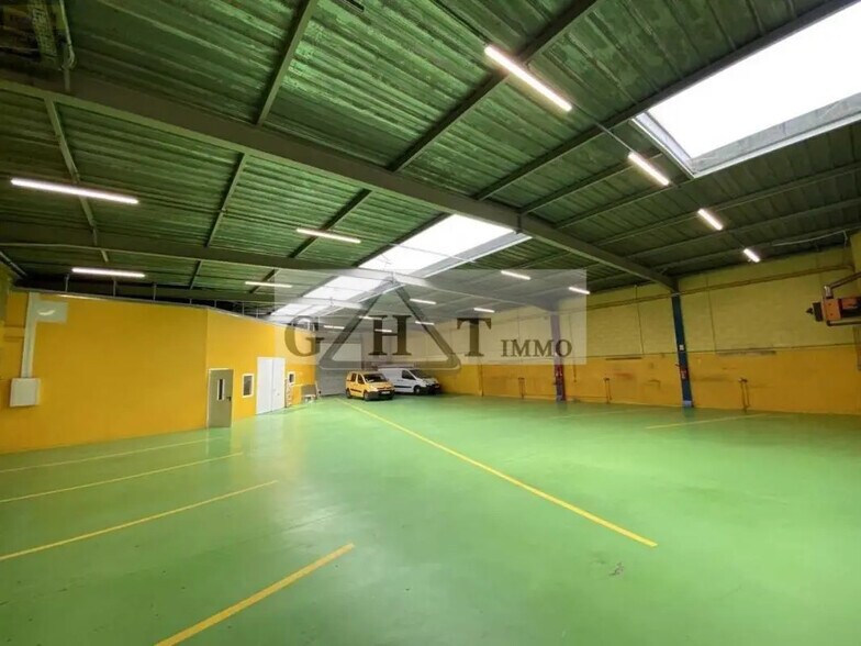 Industrial in Montreuil to rent - Interior Photo - Image 1 of 7