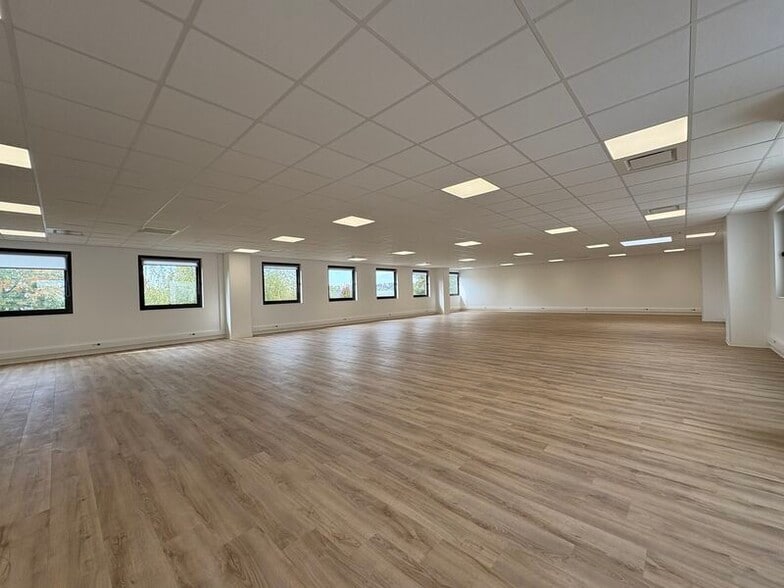 1 Rue Des Vergers, Limonest to rent - Building Photo - Image 2 of 39
