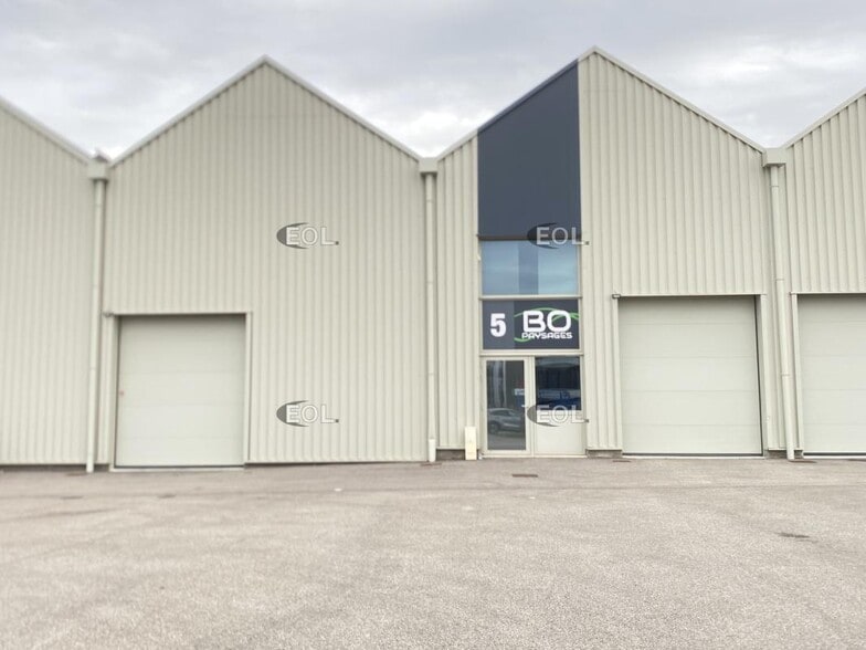 Light Industrial in Genas to rent - Building Photo - Image 1 of 6