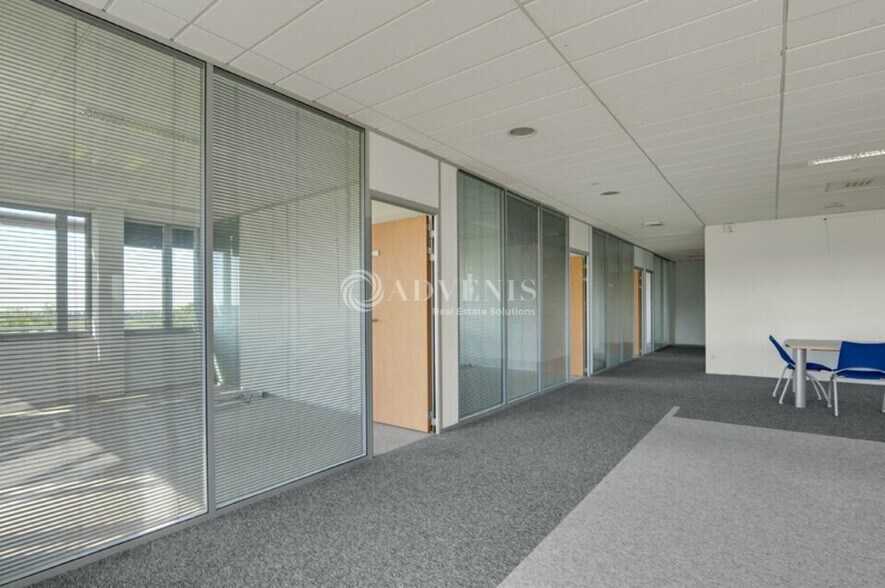 Office in Roissy-en-France to rent - Interior Photo - Image 2 of 8