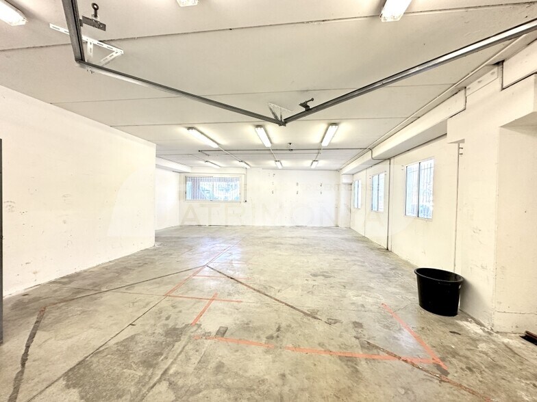 Light Industrial in Marseille to rent - Interior Photo - Image 3 of 11