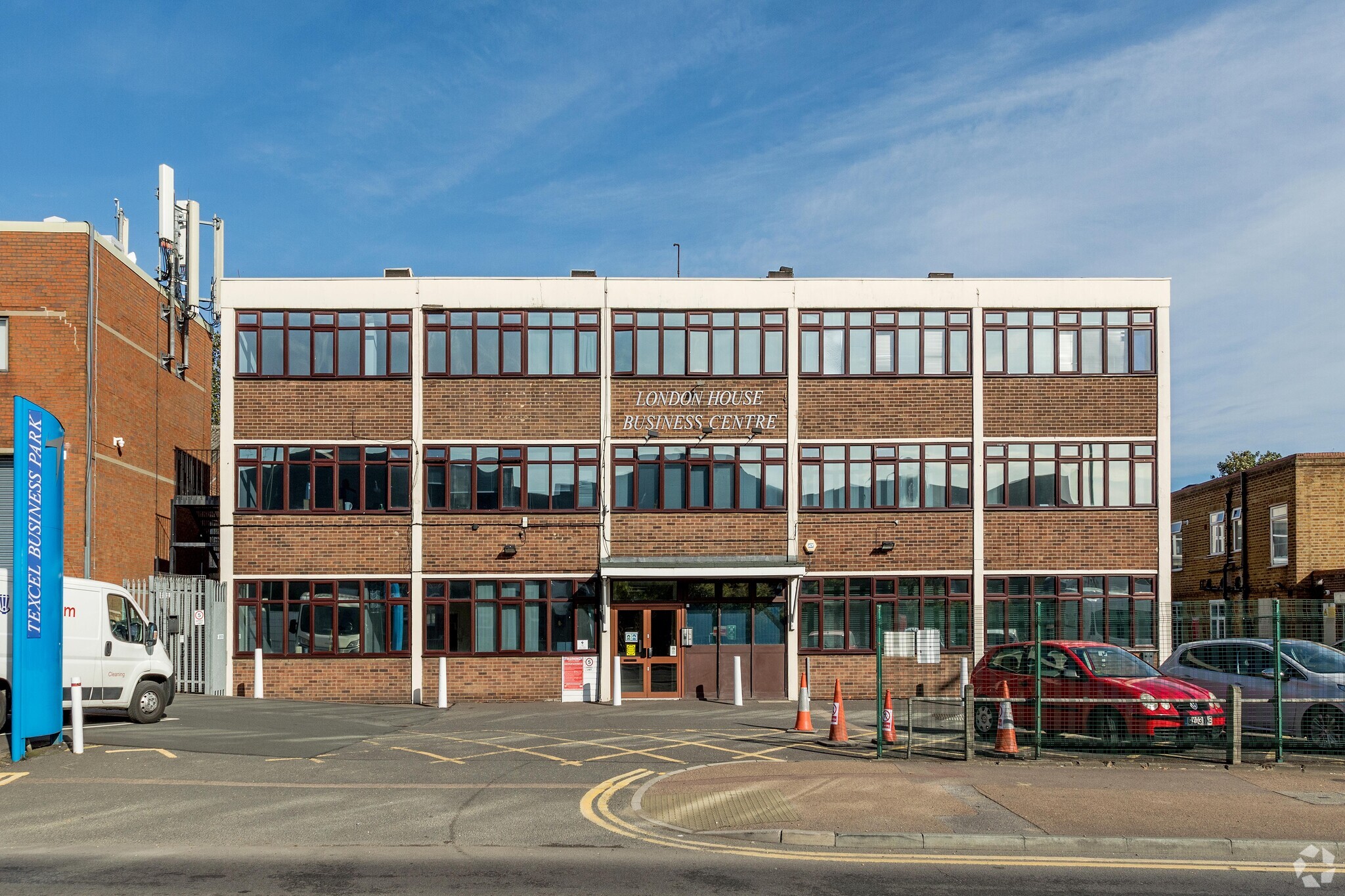 Thames Rd, Crayford to rent Primary Photo- Image 1 of 4