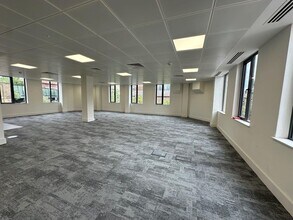 1 Park Rd, Teddington to rent Interior Photo- Image 2 of 19