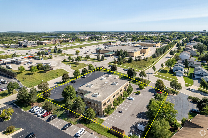 285 Forest Grove Dr, Pewaukee, WI for rent - Aerial - Image 2 of 24