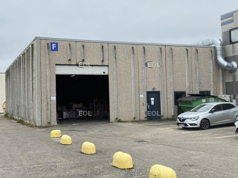 Industrial in Chaponnay to rent - Building Photo - Image 3 of 14