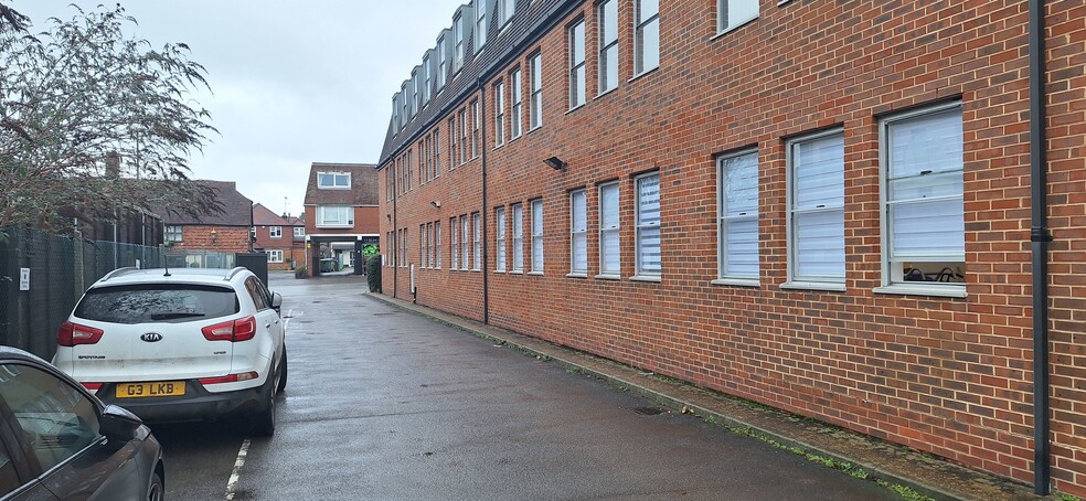 51 Bishopric, Horsham to rent - Building Photo - Image 3 of 3