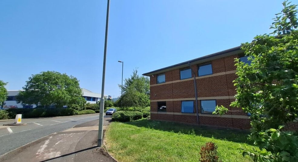 Falcon Clos, Quedgeley to rent - Primary Photo - Image 1 of 3