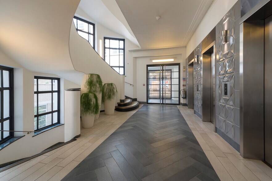 10-12 Russell Sq, London to rent - Interior Photo - Image 3 of 6