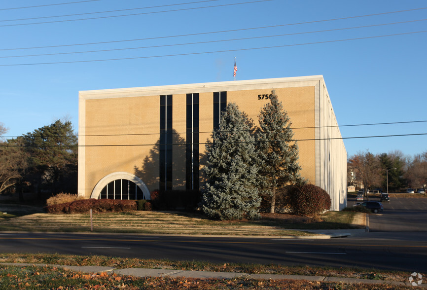 5750 W 95th St, Overland Park, KS for rent - Building Photo - Image 3 of 5