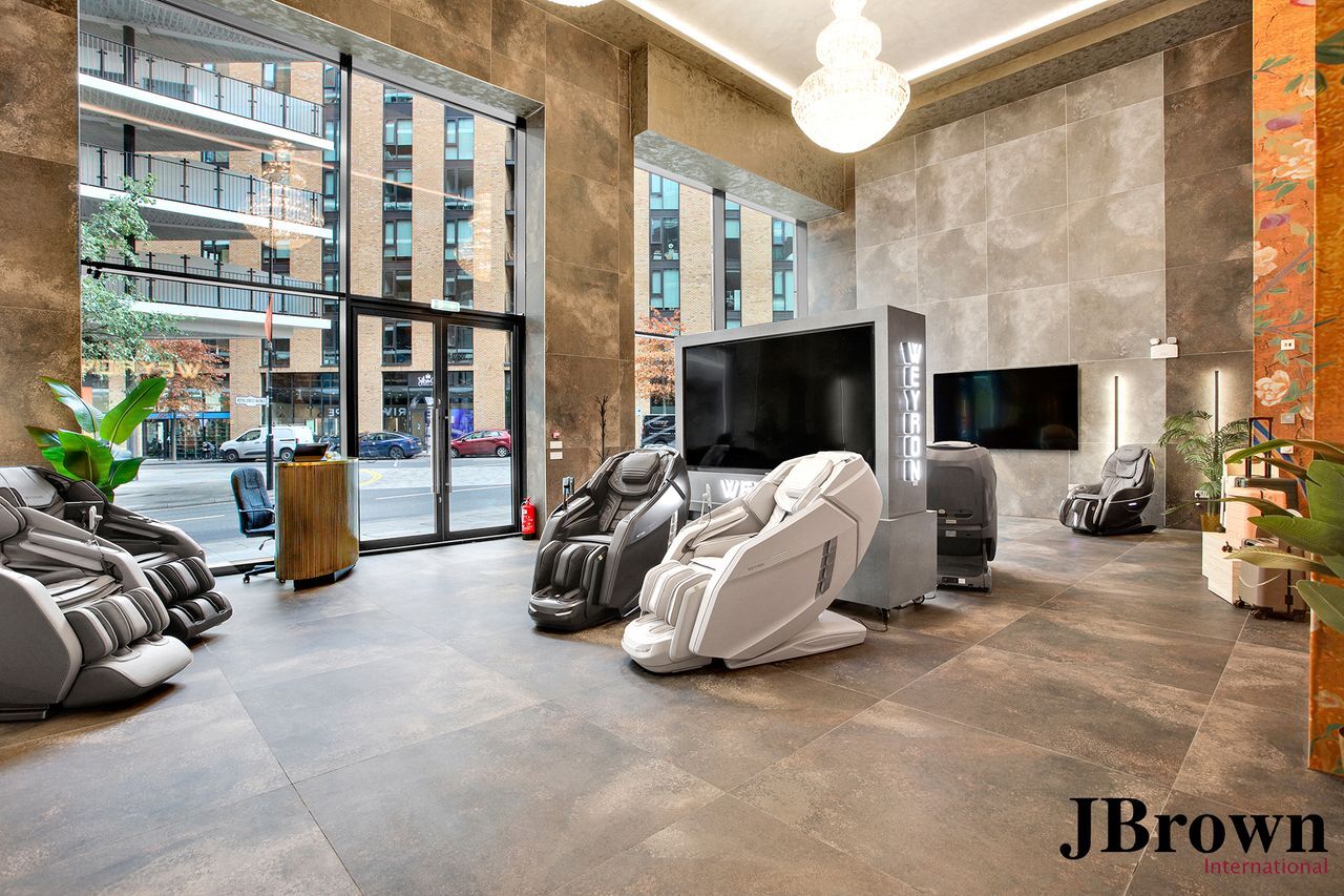 8 Royal Crest Av, London to rent Interior Photo- Image 1 of 1