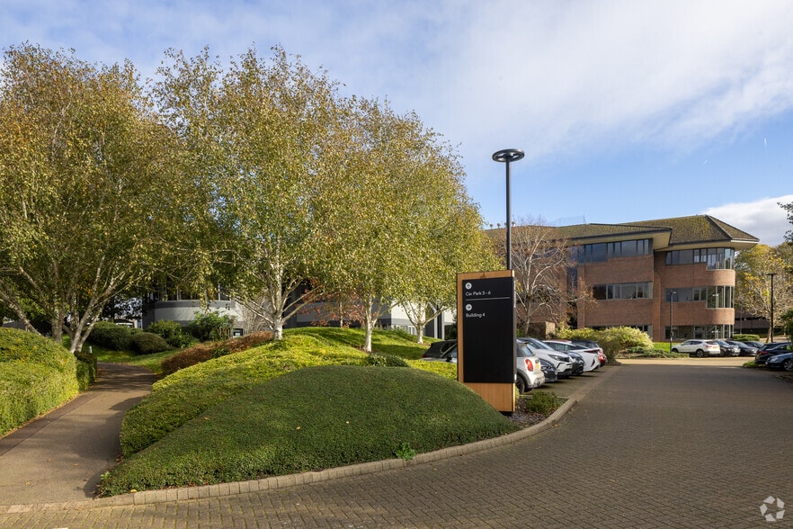 Hatters Ln, Watford to rent - Primary Photo - Image 1 of 12