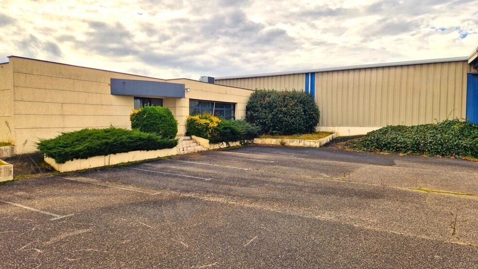 50 Rue Du Mollaret, Saint-Quentin-Fallavier for sale - Building Photo - Image 2 of 12