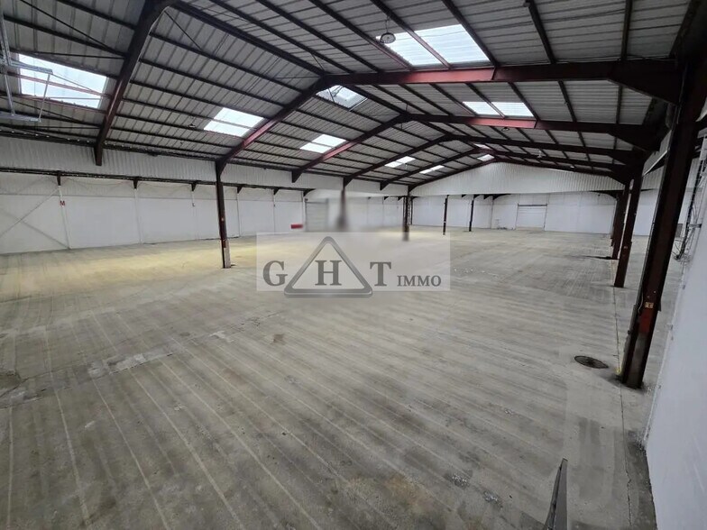 Industrial in Le Mesnil-Amelot to rent - Building Photo - Image 3 of 8