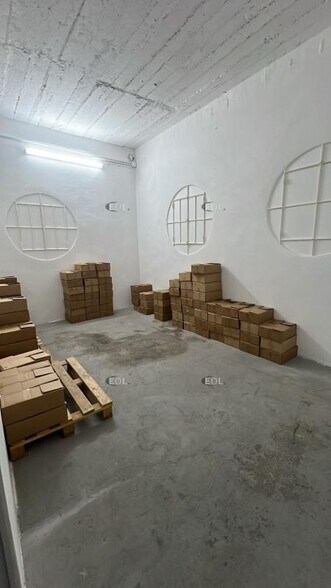 Light Industrial in Marseille to rent - Interior Photo - Image 2 of 8