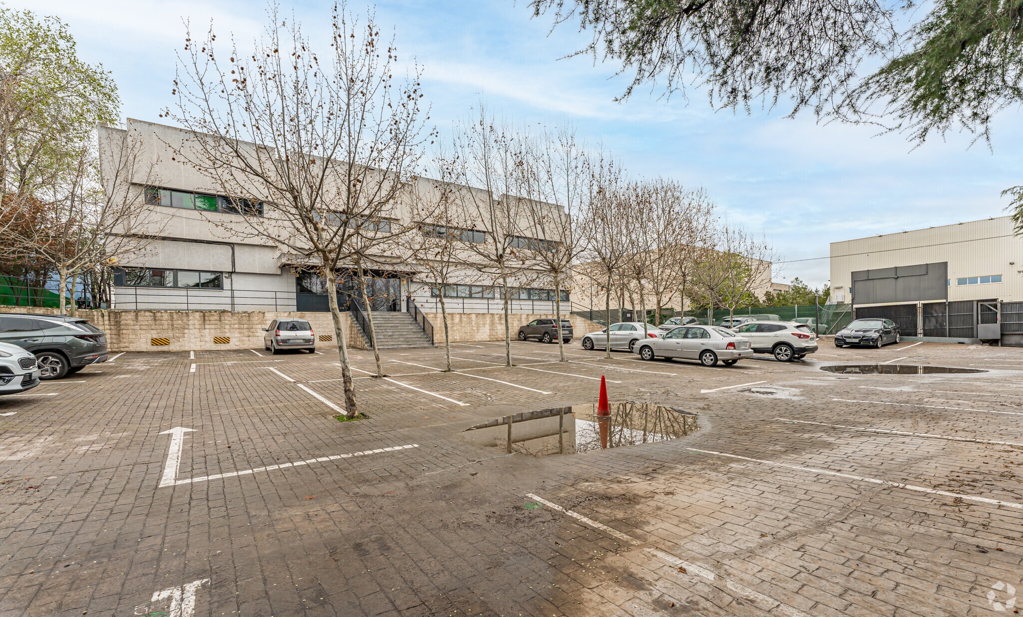 Office in Coslada, Madrid for sale Primary Photo- Image 1 of 4