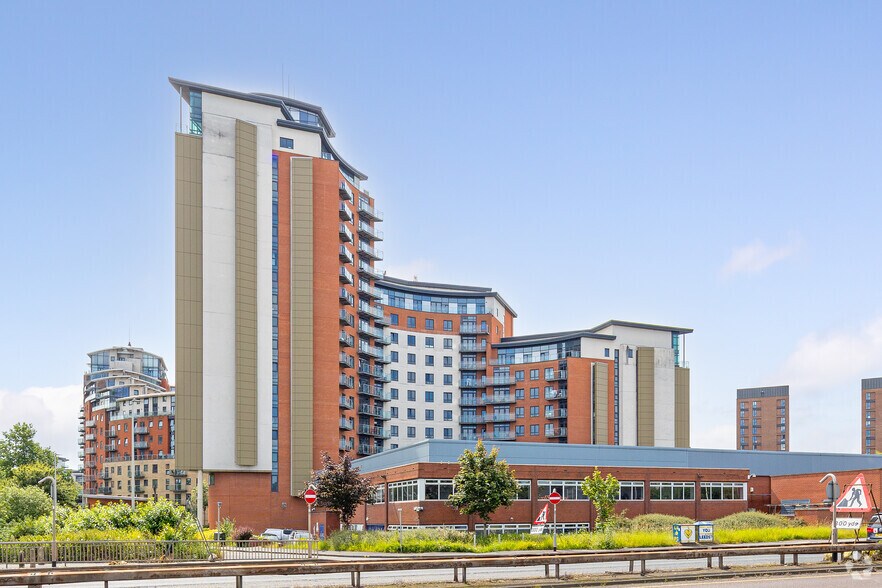 Gotts Rd, Leeds to rent - Building Photo - Image 1 of 8