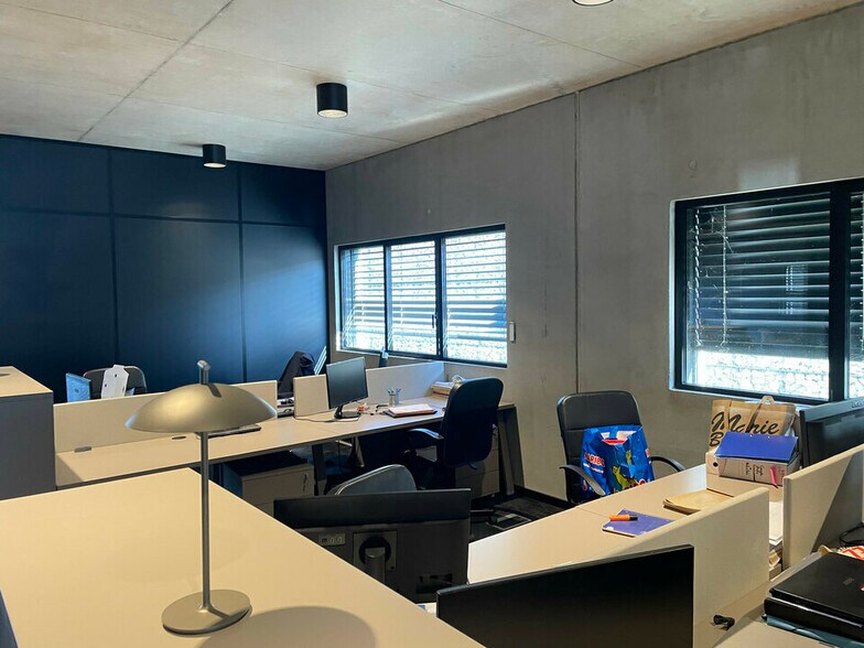 Office in Rillieux-la-Pape to rent - Interior Photo - Image 2 of 7