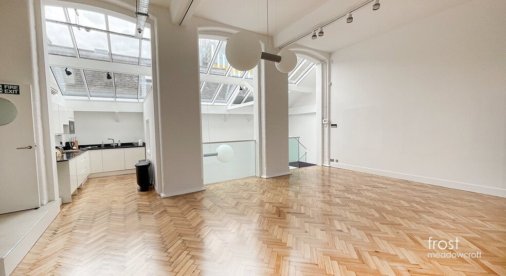 2 Olaf St, London to rent - Interior Photo - Image 3 of 10