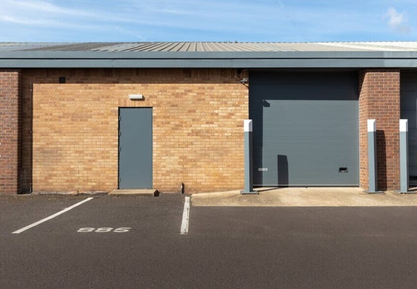 882 Plymouth Rd, Slough to rent - Building Photo - Image 3 of 20