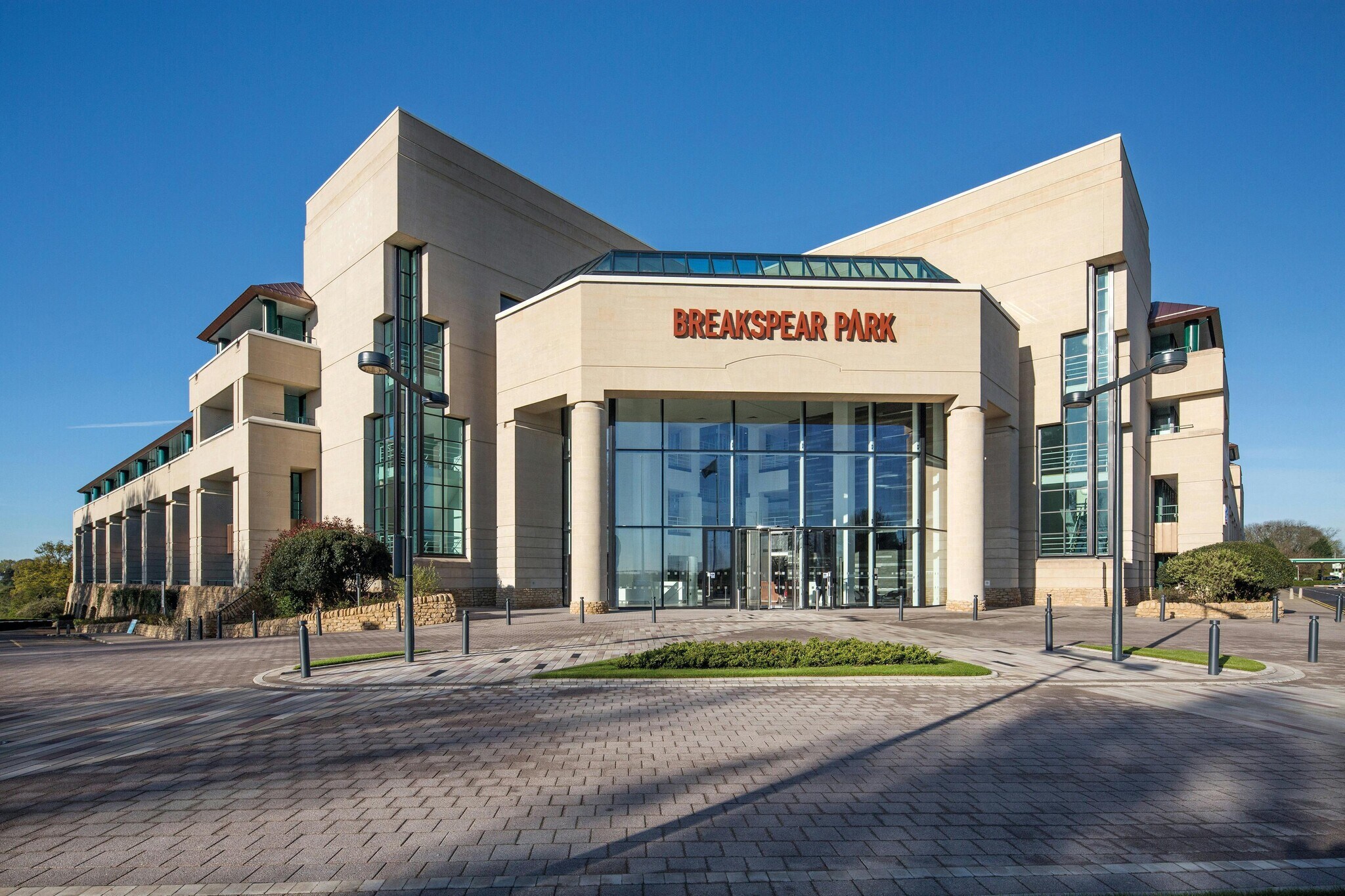 Breakspear Way, Hemel Hempstead to rent Building Photo- Image 1 of 35