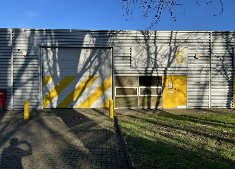 1-17 Kembrey Park, Swindon to rent - Building Photo - Image 1 of 6