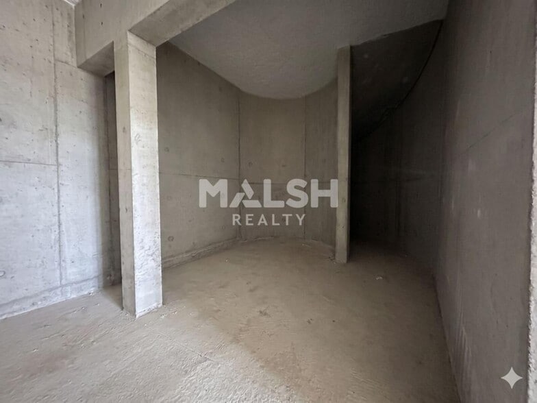 Retail in Villeurbanne to rent - Interior Photo - Image 2 of 4