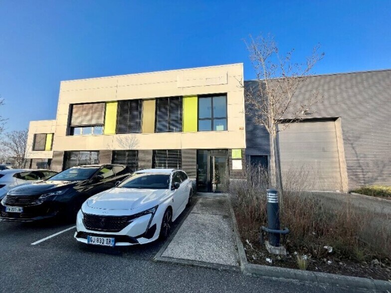 Light Industrial in Vaulx-en-Velin to rent - Building Photo - Image 1 of 11