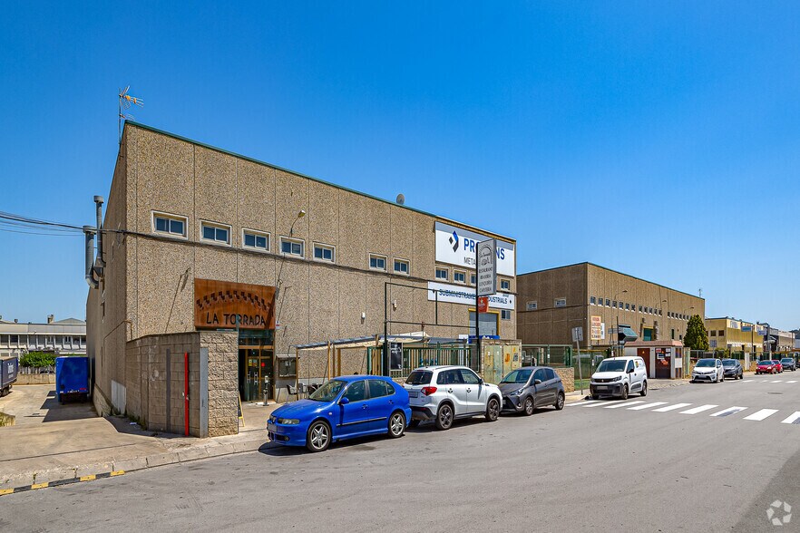 Retail in Sant Andreu de la Barca, Barcelona to rent - Building Photo - Image 2 of 2