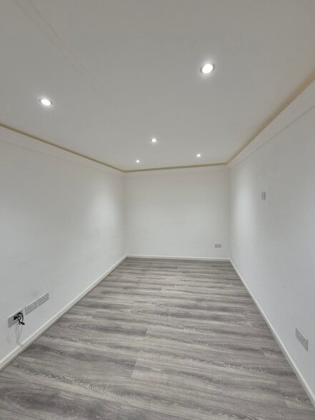 7 Treeview Ct, Liverpool to rent - Building Photo - Image 2 of 3