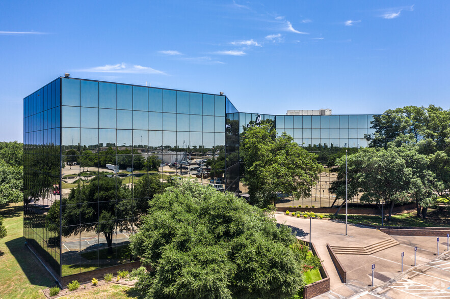 1202 Richardson Dr, Richardson, TX for sale - Primary Photo - Image 1 of 8