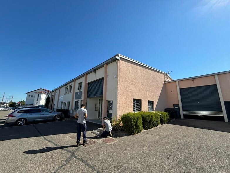 Light Industrial in Decines Charpieu to rent - Building Photo - Image 2 of 12